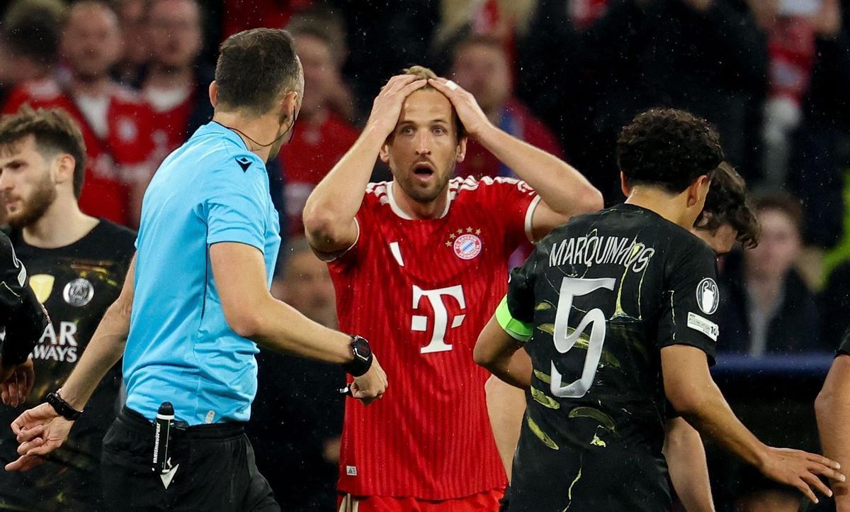 Harry Kane se exclama ante la indiferencia del árbitro João Pinheiro, a quien reclamaba un penalti.