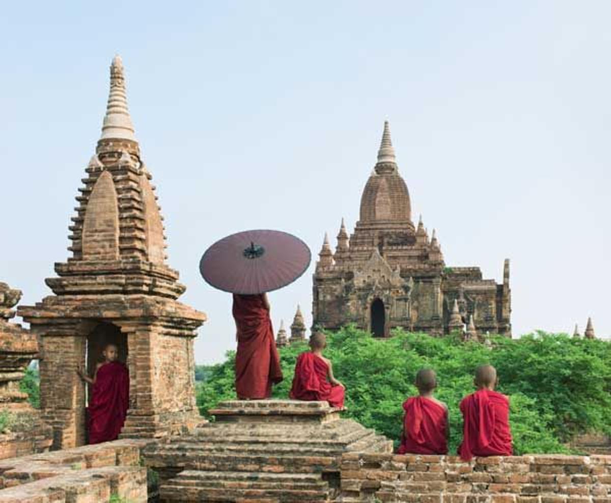 Monjes budistas en la cima de uno de los templos de Bagan.