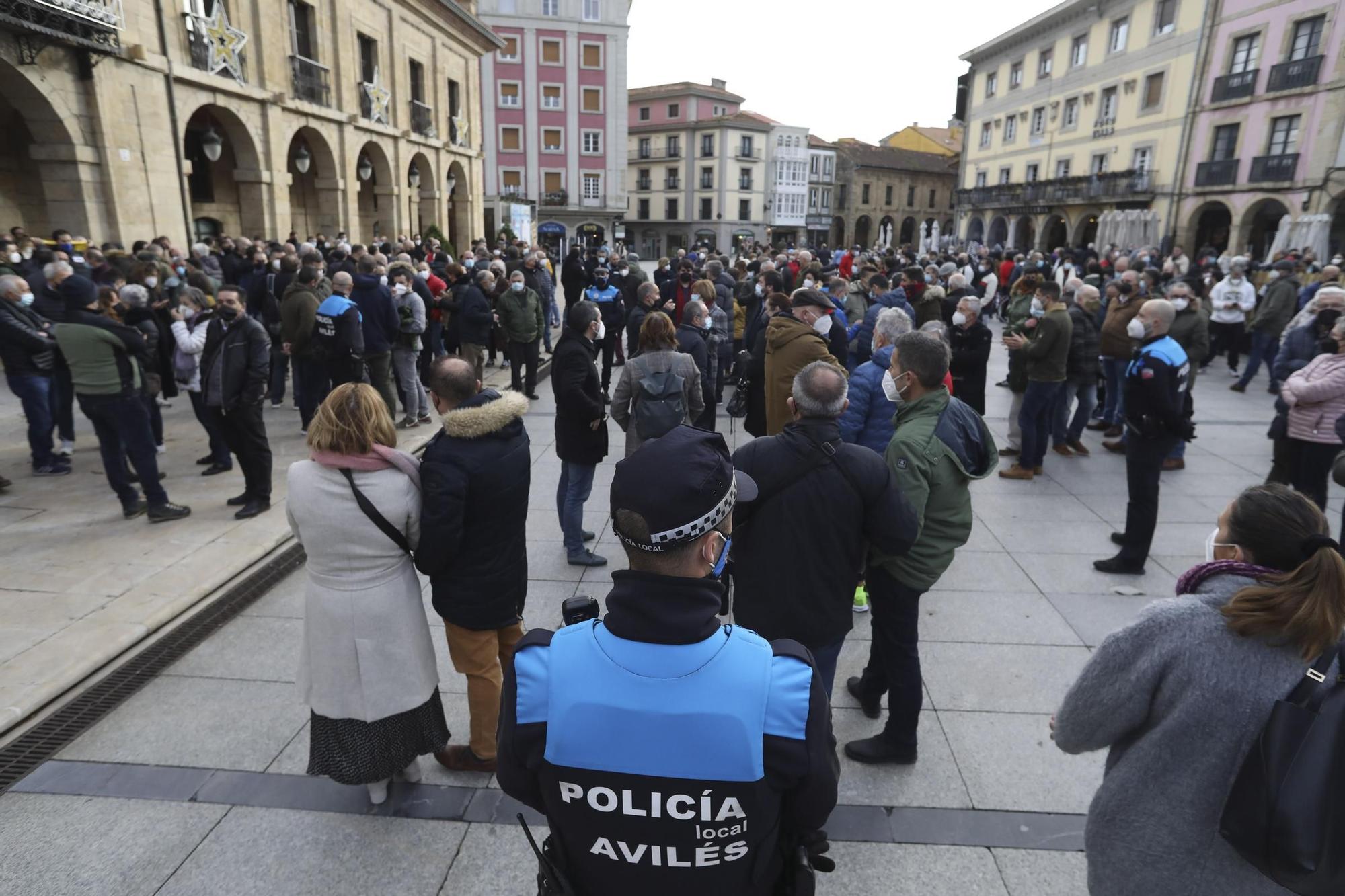 Protesta de los trabajadores de Alu Ibérica en el ayuntamiento de Avilés