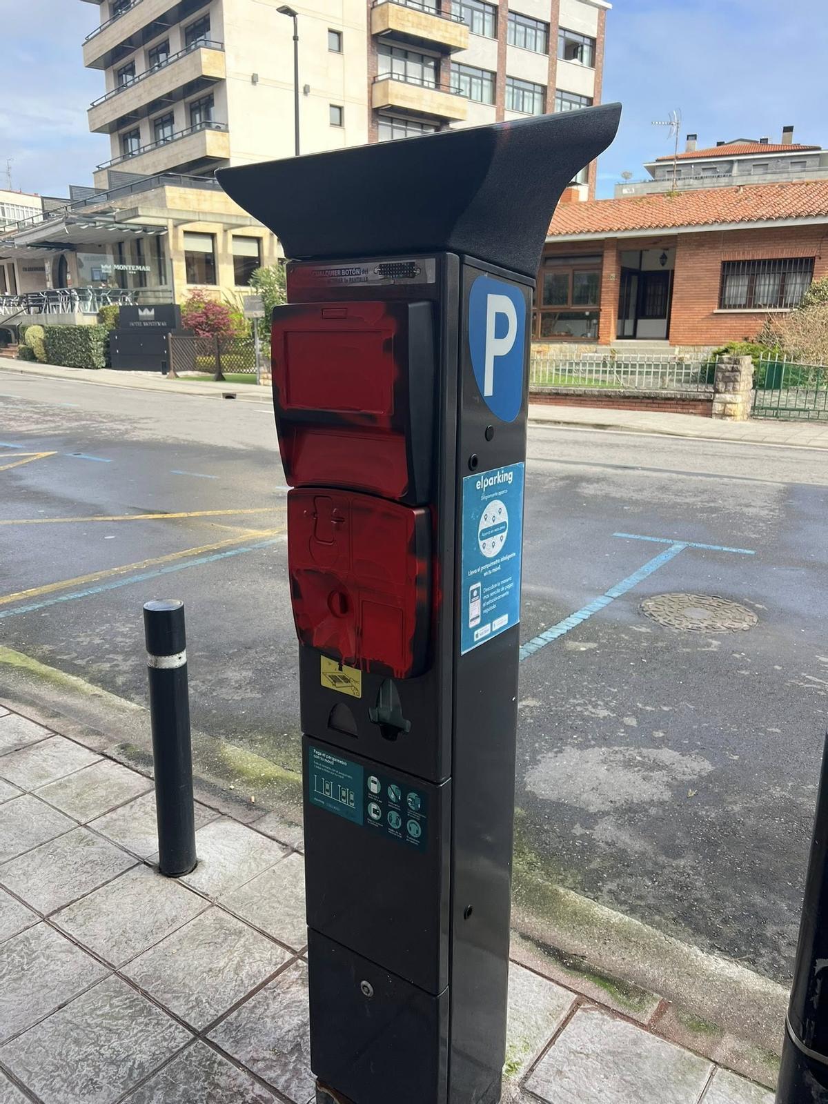 Un parquímetro vandalizado en Llanes.