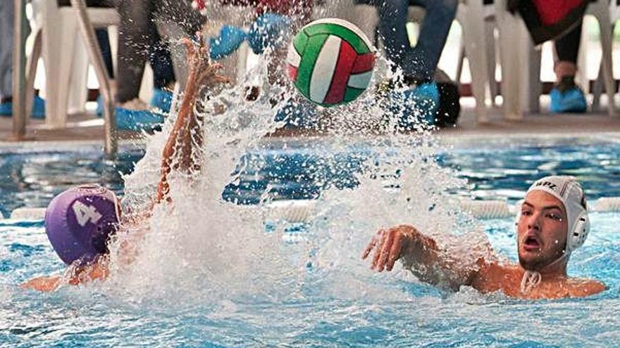 Un jugador del Waterpolo Zamora pasa el balón ante un adversario.