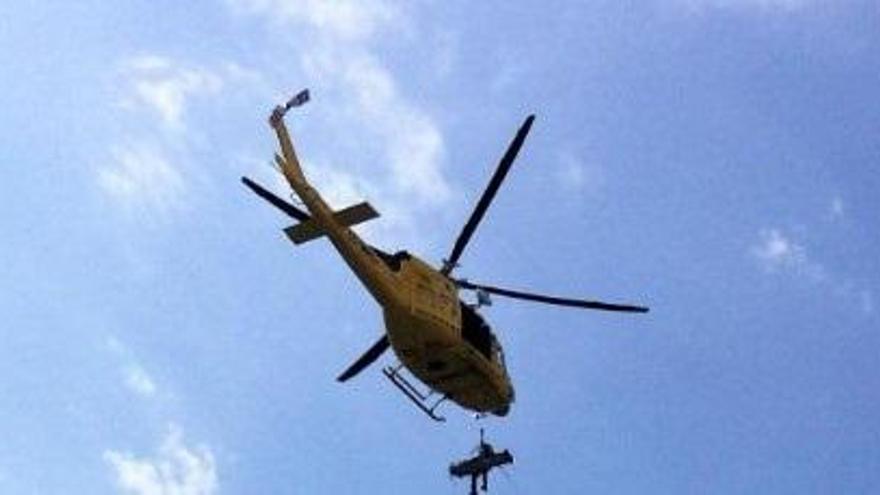 Rescatan en helicóptero a dos senderistas en el norte de Alicante