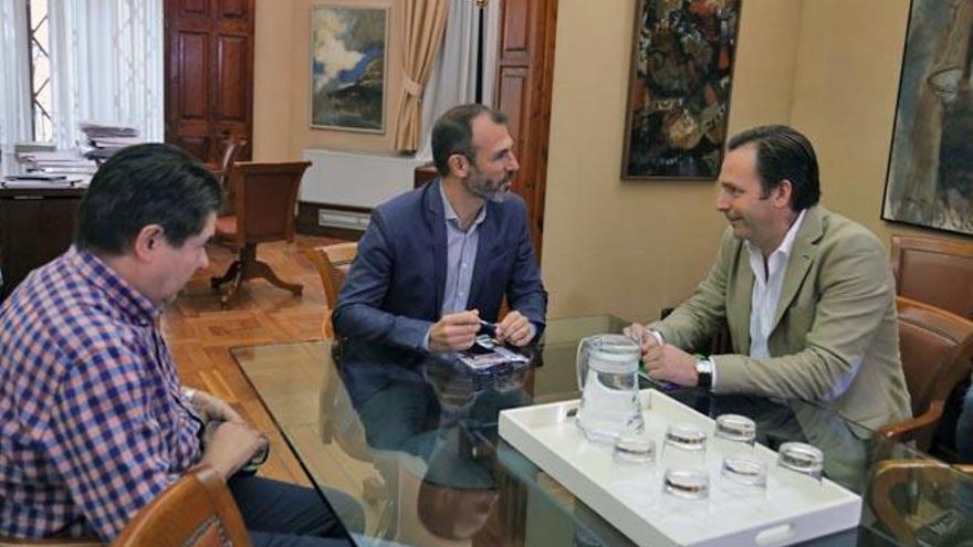 El vicepresidente Barceló se reunió ayer con Juan Estarellas (derecha), de la patronal de alquiler.