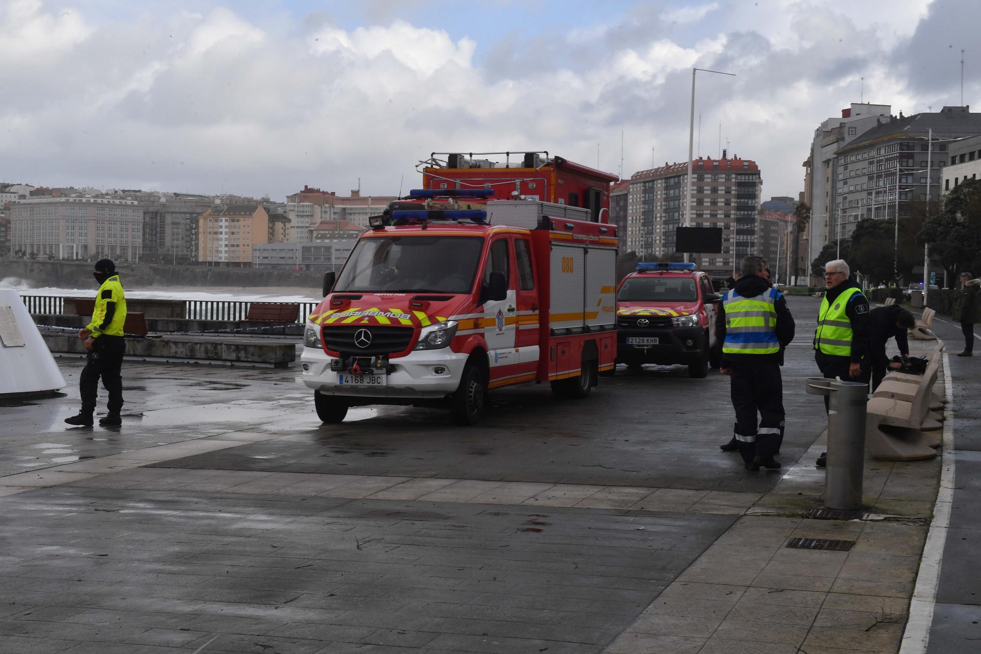 A Coruña en alerta roja: Temporal con fuerte oleaje en Riazor y rachas de más de 100 kilómetros por hora