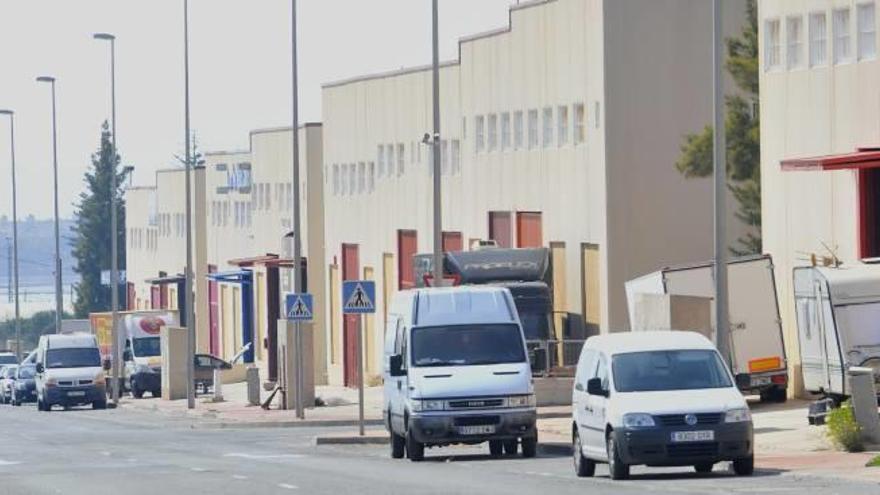 Vista general de una de las avenidas principales del polígono industrial de Santa Pola, donde falta mejorar la señalización y los espacios comunes.