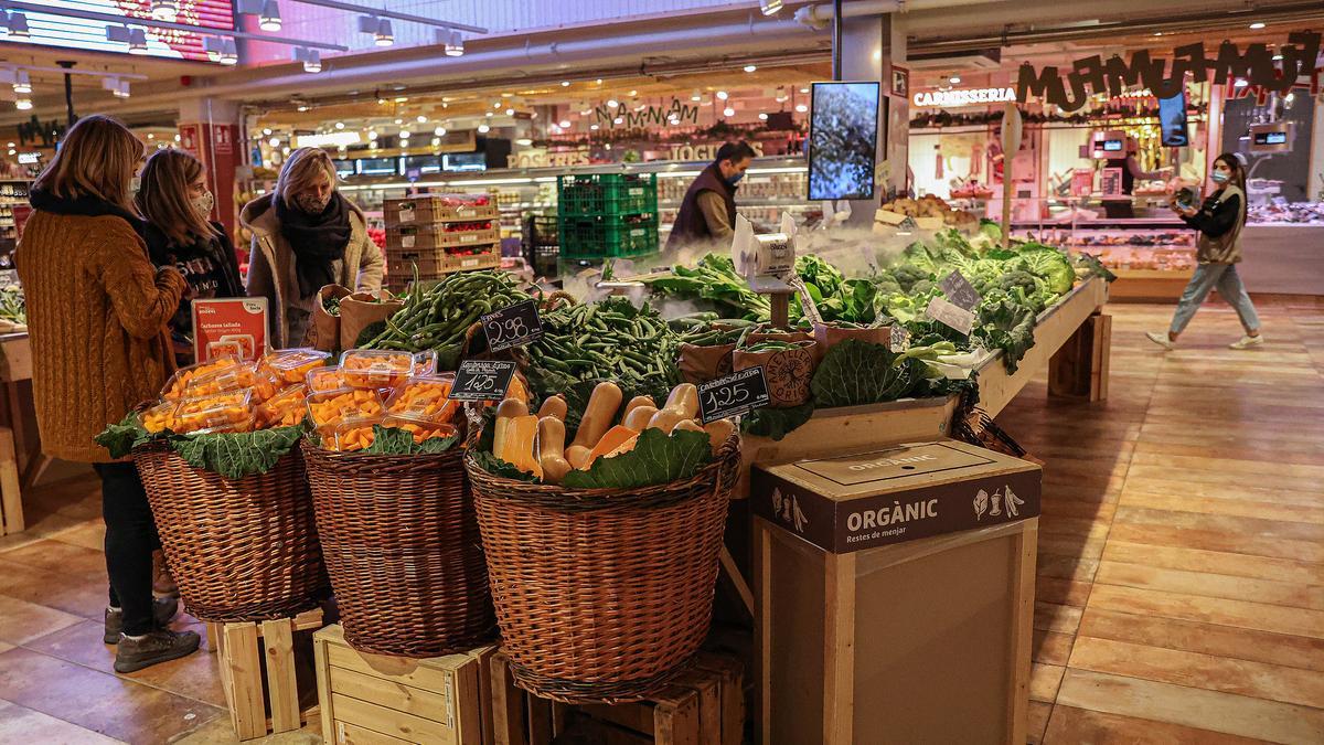 Zona de verduras en un supermercado Ametller Origen en Barcelona.