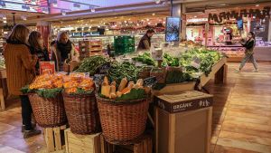 Zona de verdures en un supermercat dAmetller Origen a Barcelona.
