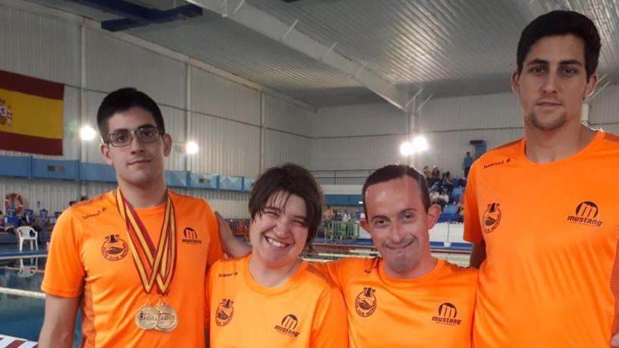 Luis Paredes, a la izquierda, junto a sus compañeros Ángela Rodríguez y Sergio de la Iglesia y su entrenador Ángel Castaño