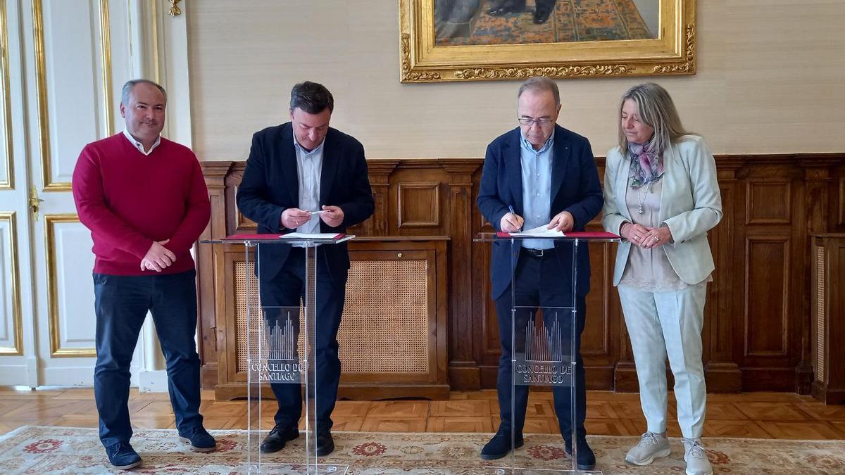 O alcalde e presidente da Deputación no momento da sinatura do convenio