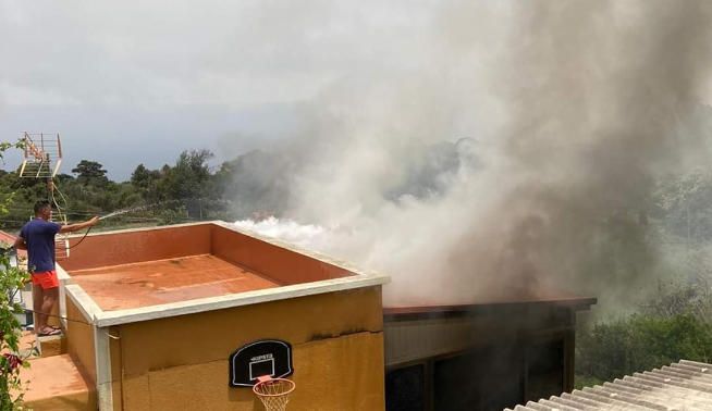 Incendio en una vivienda en Breña Baja