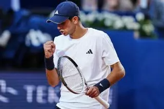 Rafa Jódar arrolla a Jaume Munar y avanza a octavos en Barcelona