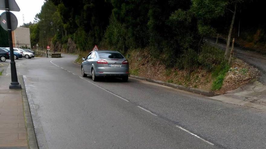 Un tramo de la carretera de Piedras Blancas a Salinas a su paso por la localidad de Arnao.