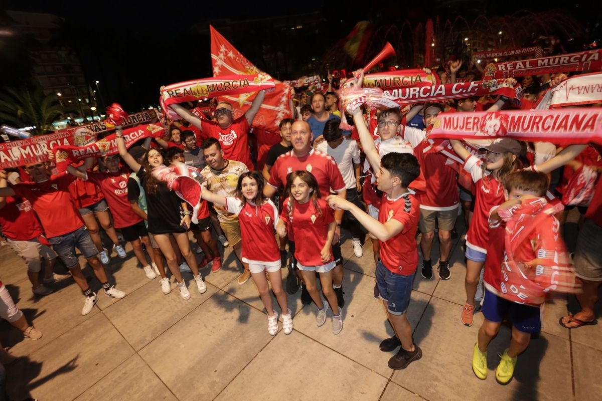 La Circular se llena para celebrar el ascenso del Real Murcia