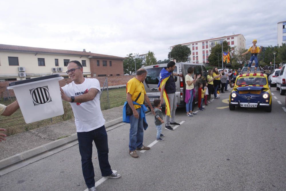 Milers de persones en la cadena humana de Sant Julià de Ramis a Aiguaviva per commemorar l'1-O