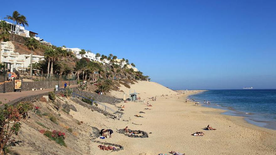 Rescatan del mar a un joven con un traumatismo en la espalda de carácter grave