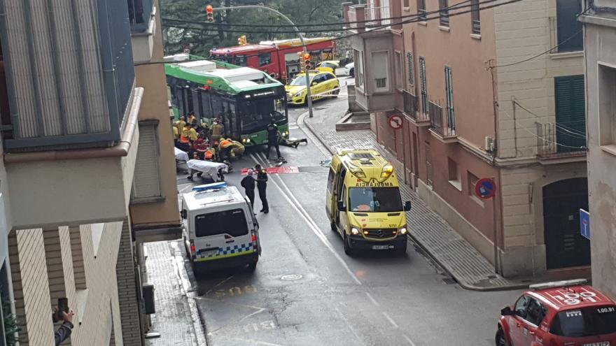 Un bus urbà atropella una dona i un nen a Manresa