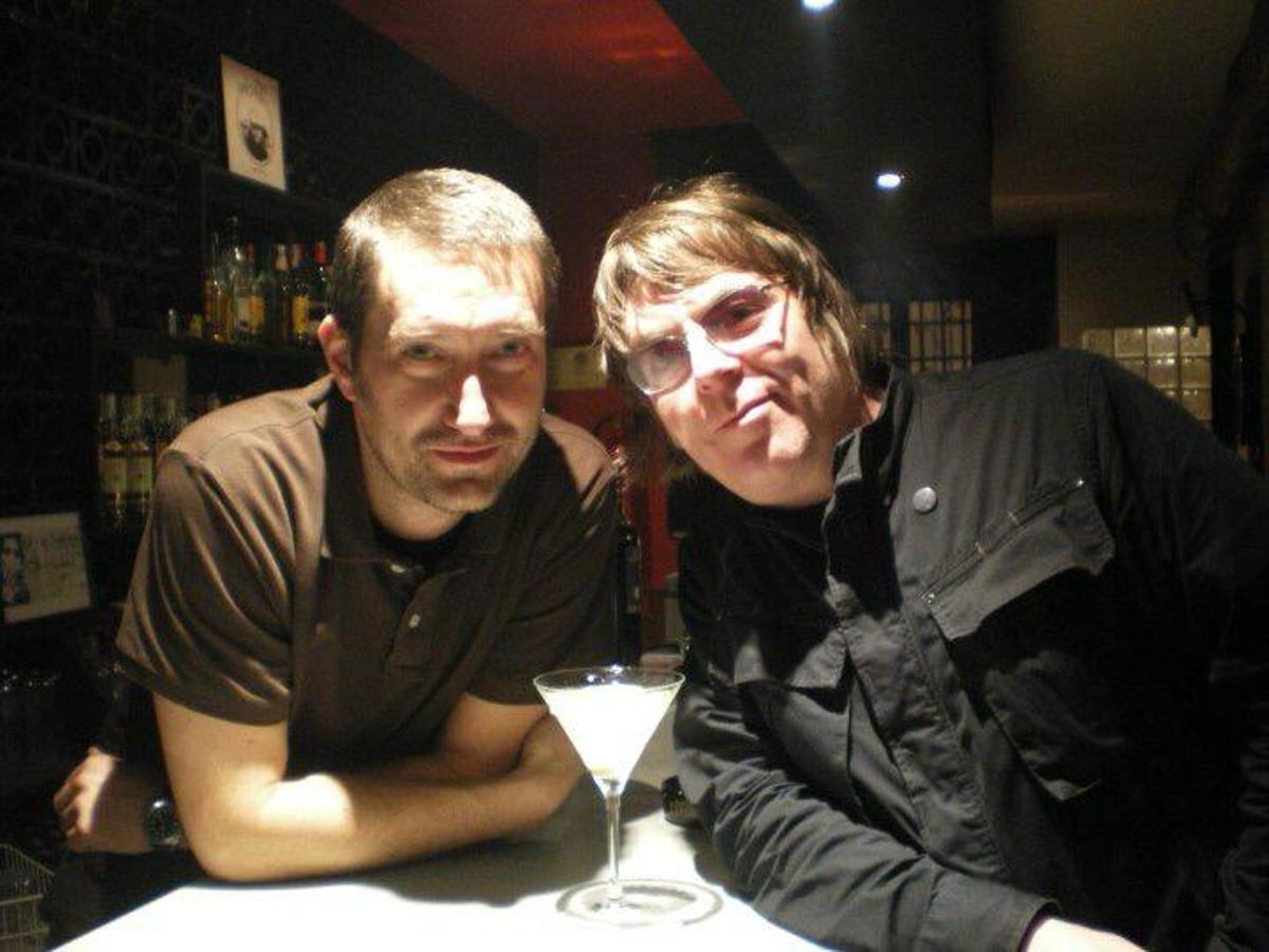 José Manuel Martínez 'Boch', en el bar junto al bajista de The Smiths, Andy Rourke.