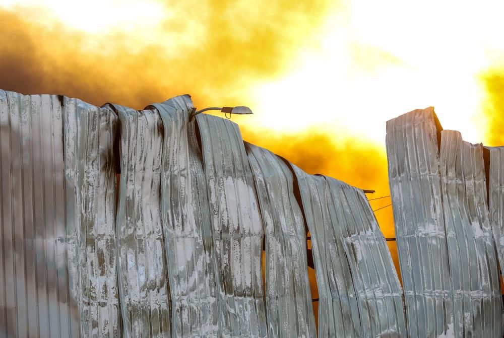 Un incendio arrasa una empresa de regalos en Manises