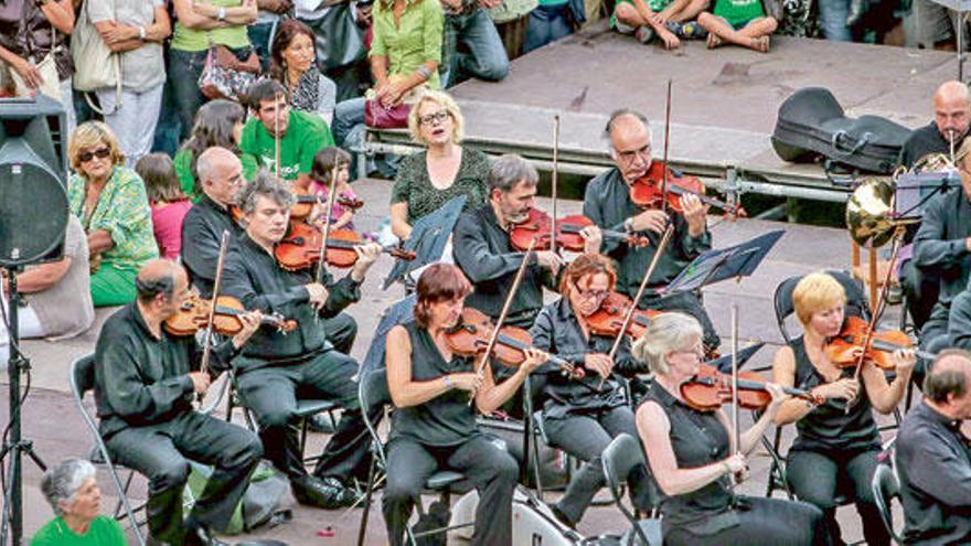 La orquesta, en su último concierto protesta en plaza de España.