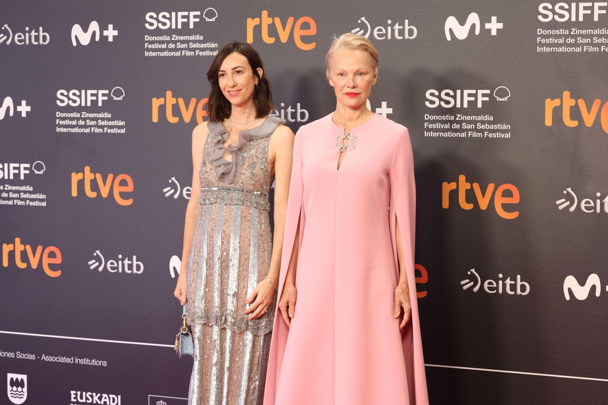 La directora Gia Coppola y Pamela Anderson posan en la alfombra roja de la película ‘The Last Showgirl’ en el Festival de Cine de San Sebastián 2024, a 27 de septiembre de 2024, en San Sebastián (España). La película se estrena este viernes.