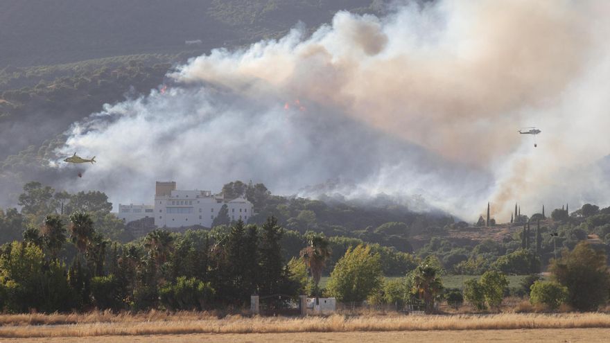 El Infoca activa el plan de preemergencia del incendio y se ordena el desalojo del barrio de San Rafael de la Albaida