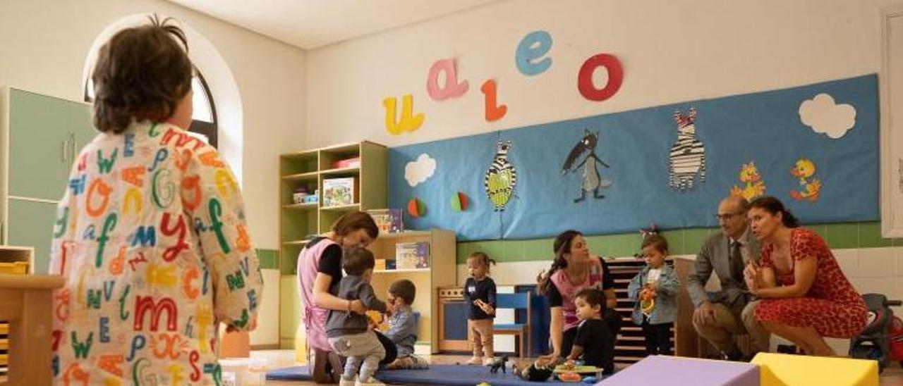 Clara San Damián y Fernando Prada (a la derecha) charlan con las maestras del aula de Infantil del colegio Arias Gonzalo.