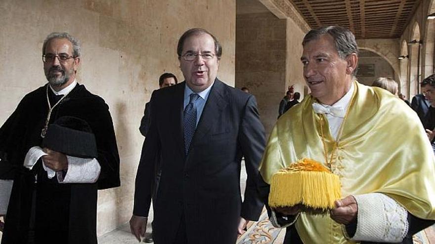 El presidente de la Junta junto al rector de la Universidad de Salamanca, en el acto de inauguración del curso.