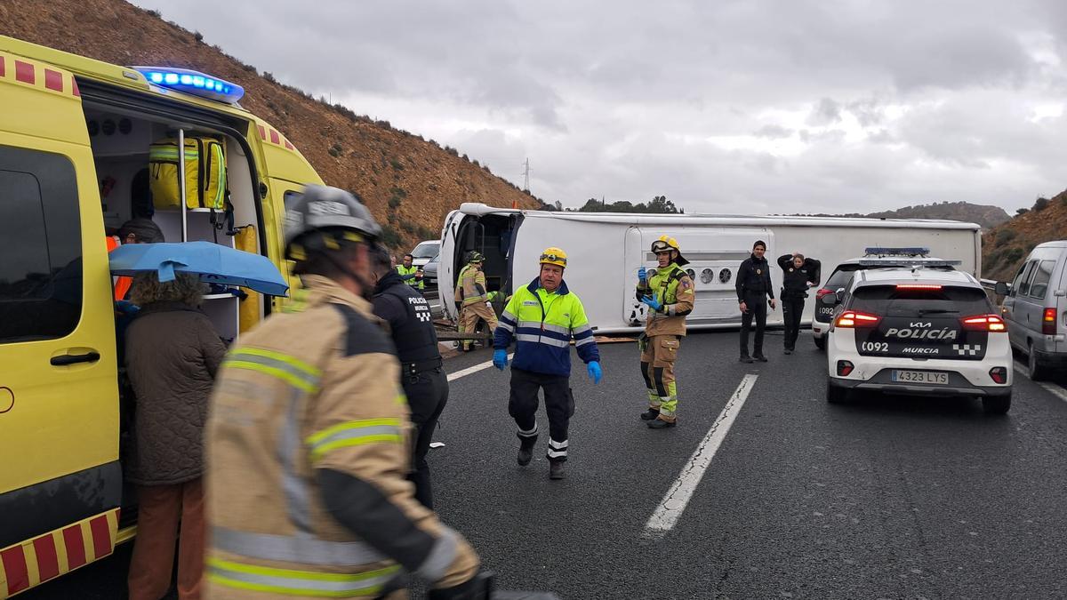 Vuelca un autobús del Imserso en Murcia con viajeros dentro