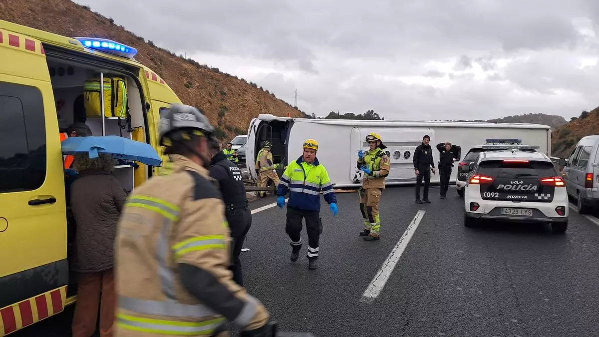 Vuelca un autobús del Imserso en Murcia con viajeros dentro