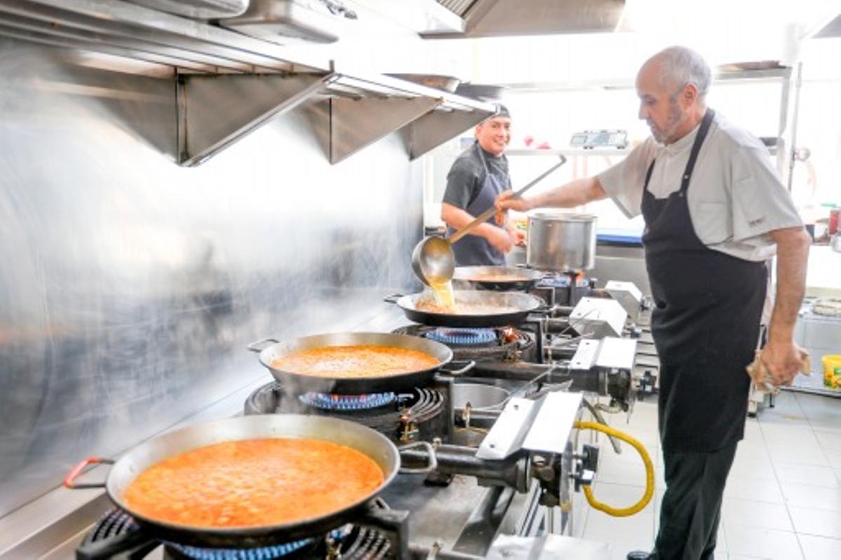 El equipo de cocina de El Cantal cocinandlos platos principales de la jornada gastronómica.