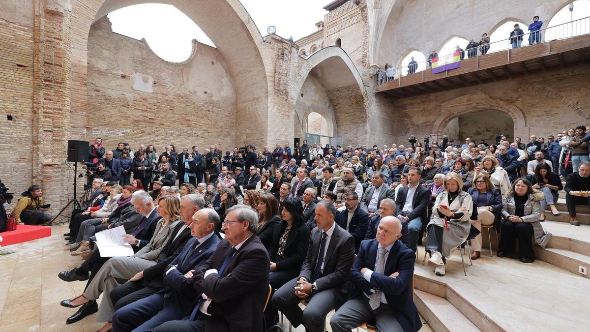 Familiares de los represaliados, vecinos y autoridades con los ministros Ángel Víctor Torres y Pilar Alegría, en el acto celebrado en el antiguo convento de Magallón. y