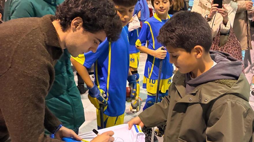 Ignacio Alabart firma una camiseta de Compañía de María