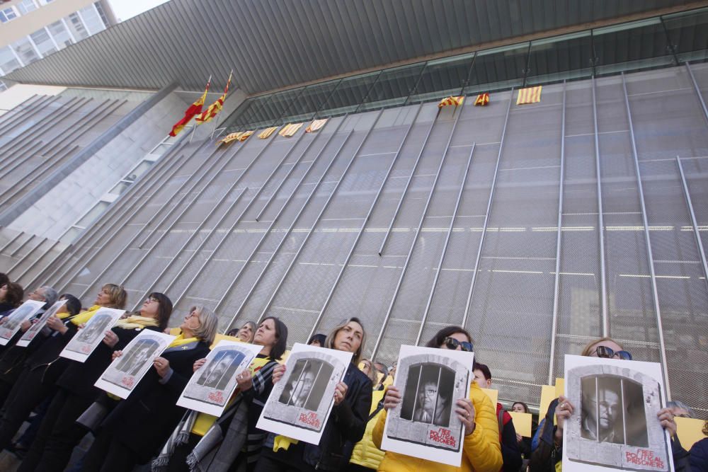 Els treballadors de la Generalitat de Girona fan un minut de silenci per protestar contra la repressió de la JEC