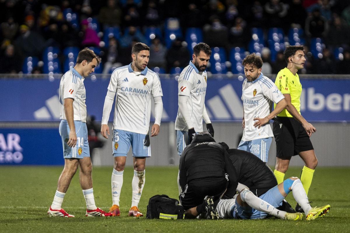 Francho, Tachi, Insua y Keidi Bare observan a Juan Sebastián mientras es atendido por los servicios médicos.