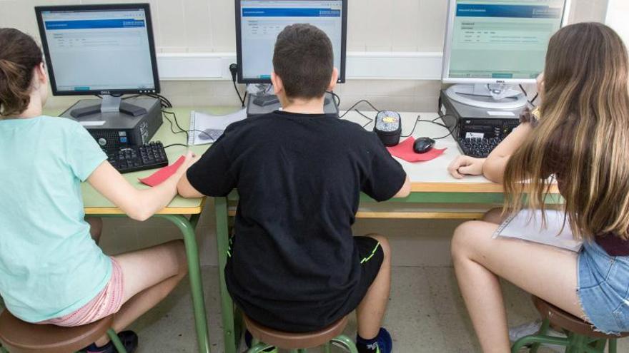 Alumnos de sexto de Primaria haciendo las pruebas diagnósticas