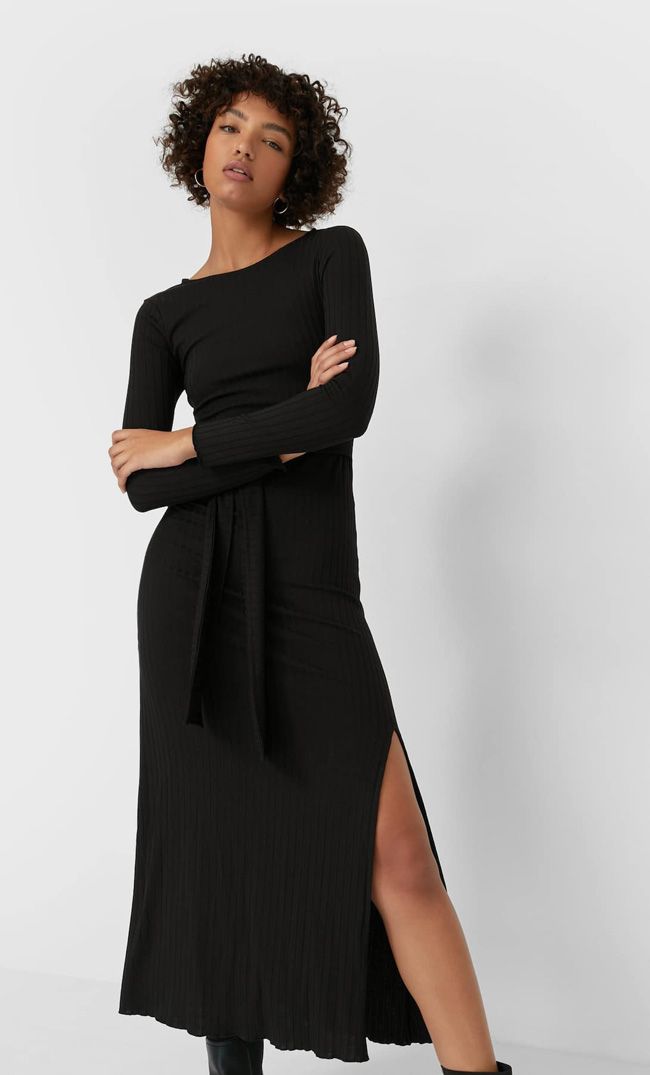 En las rebajas de Stradivarius está el vestido de punto negro (y con la  espalda más original) que te salvará cualquier look de invierno - Woman