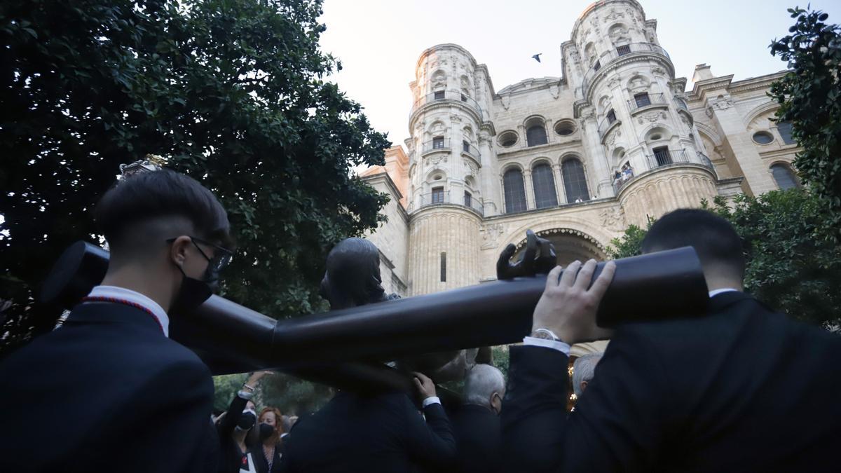 Madrugada de traslados para la veneración 'El Verbo Encarnado' en la Catedral