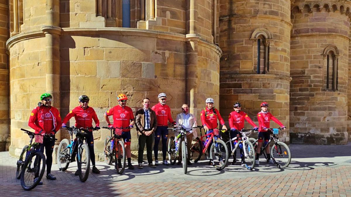 Bomberos de Murcia llegan a Zamora pedaleando contra el cáncer - La Opinión  de Zamora