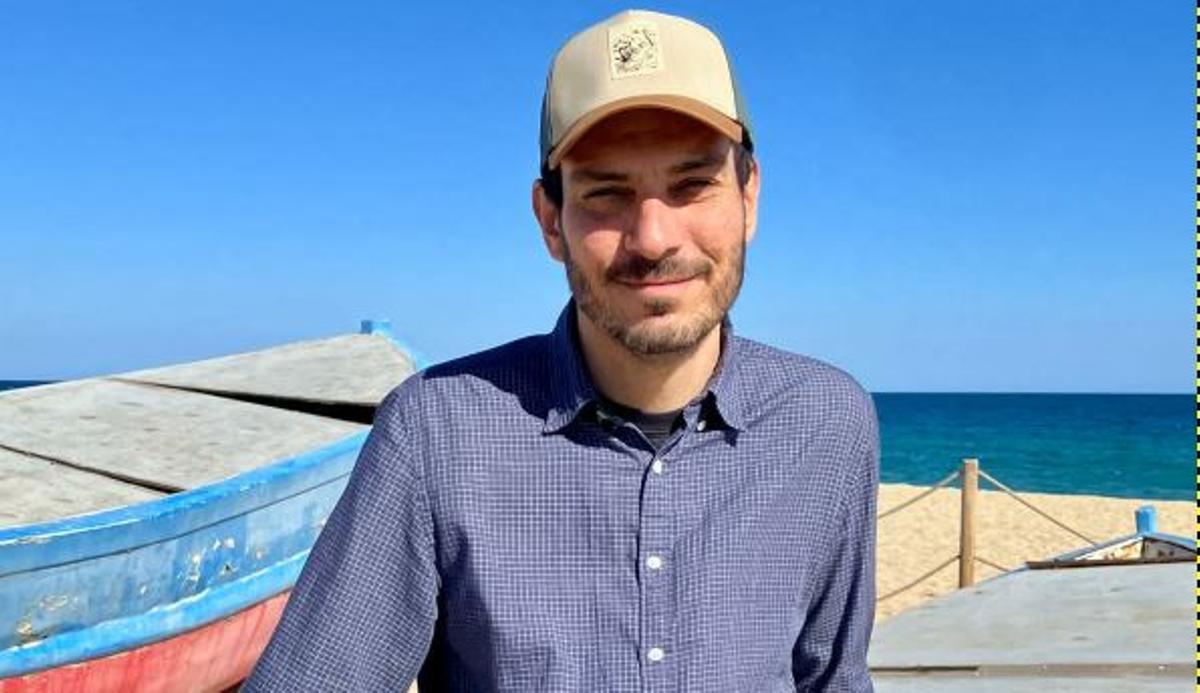 David Serra, a la platja de la seva Badalona natal.