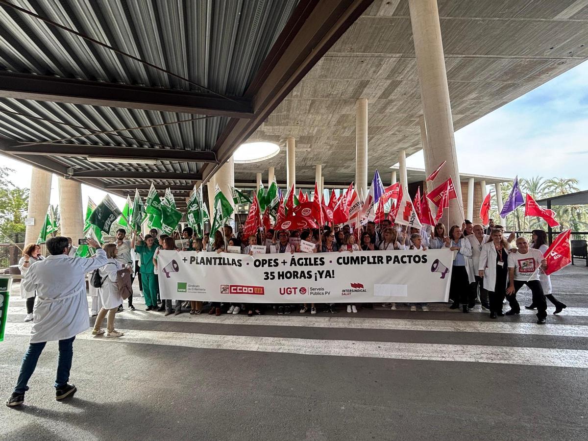 El personal sanitario de la provincia reivindicaba hoy en Elche sus derechos