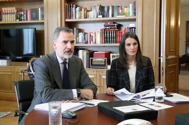 Los reyes Felipe VI y Letizia continúan con las reuniones por videoconferencia