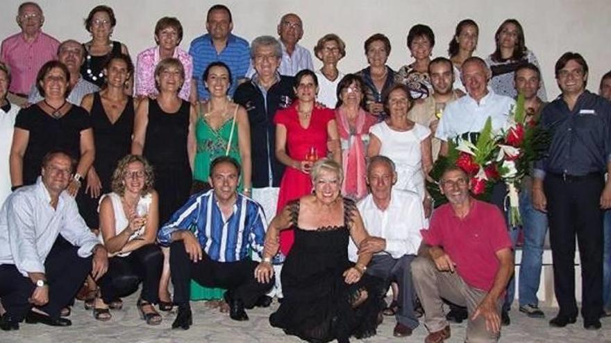 Colaboradores y voluntarios con el barítono Joan Pons en agosto de 2012.