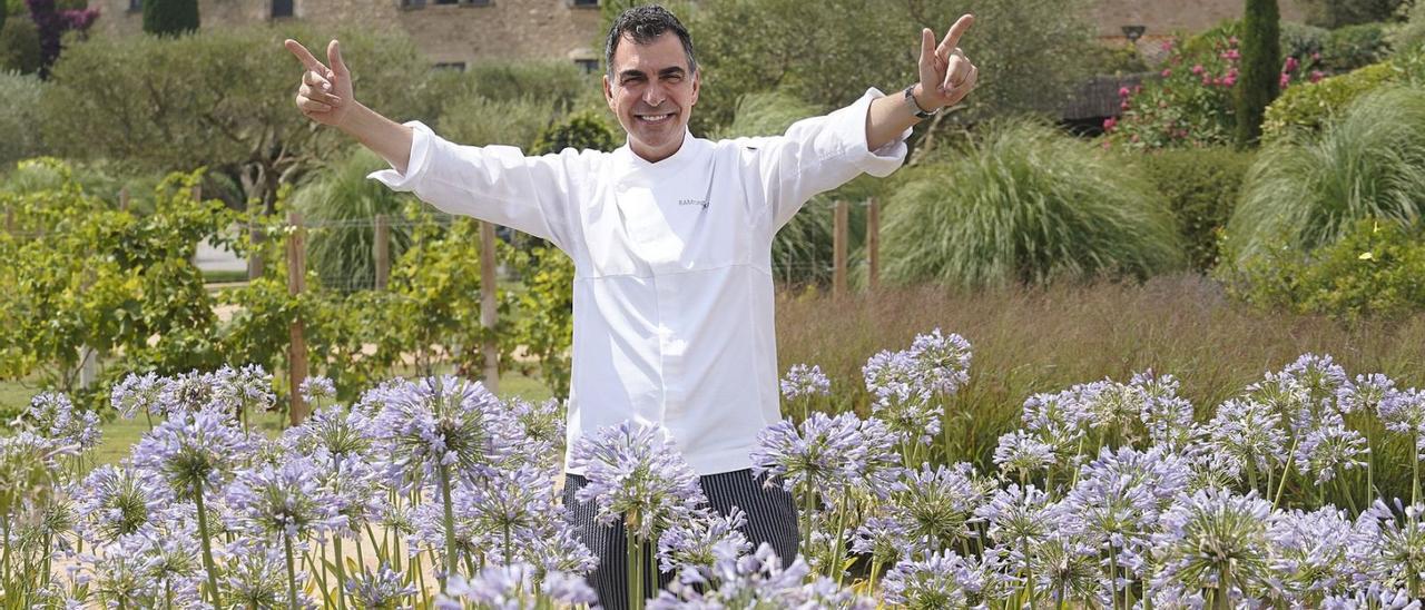 El cuiner Ramon Freixa als jardins que envolten l’hotel Mas de Torrent, on el restaurant disposa del seu propi hort.