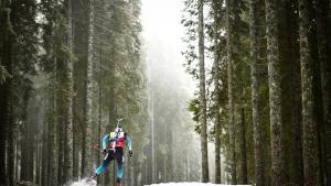 Martin Fourcade de Francia compite para ganar la competencia individual masculina de 20 km en Pokljuka, en los Alpes Julianos en el noroeste de Eslovenia.