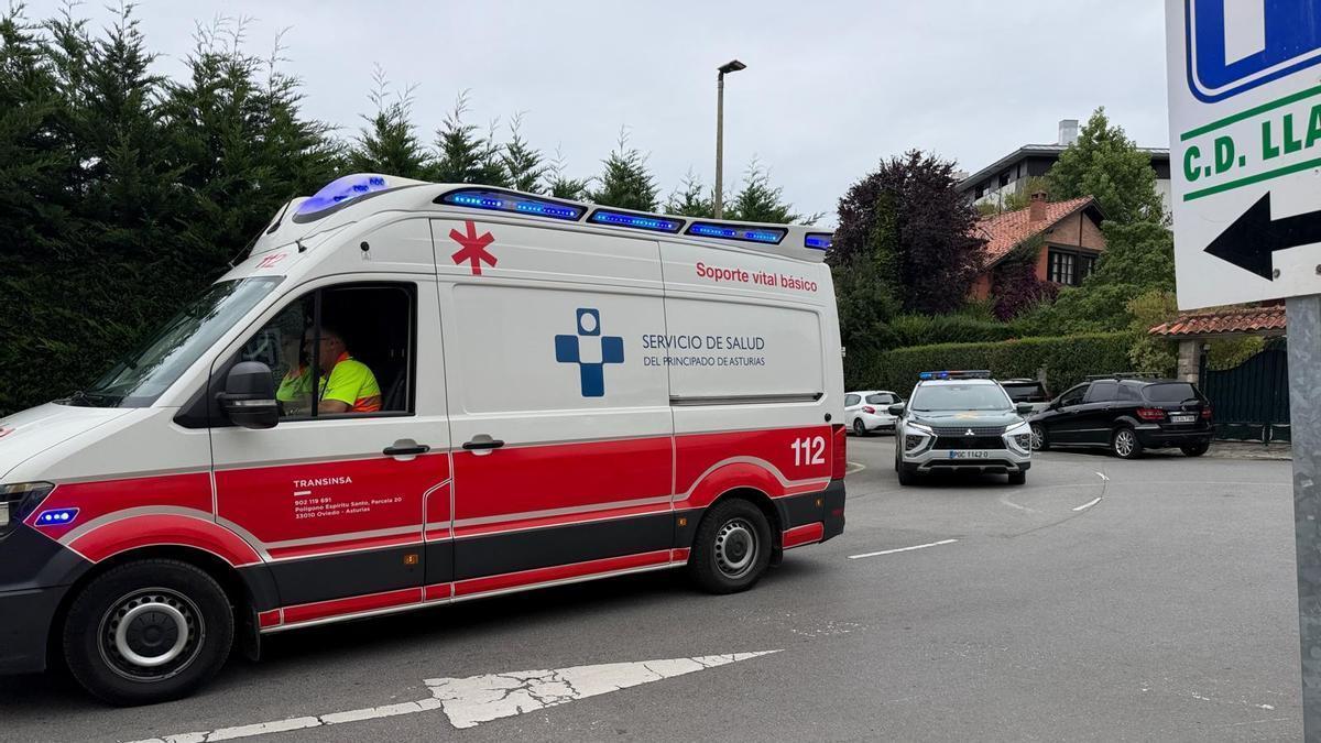 Una ambulancia y un vehículo de la Guardia Civil, junto al cuartel de Llanes tras registrarse el tiroteo.