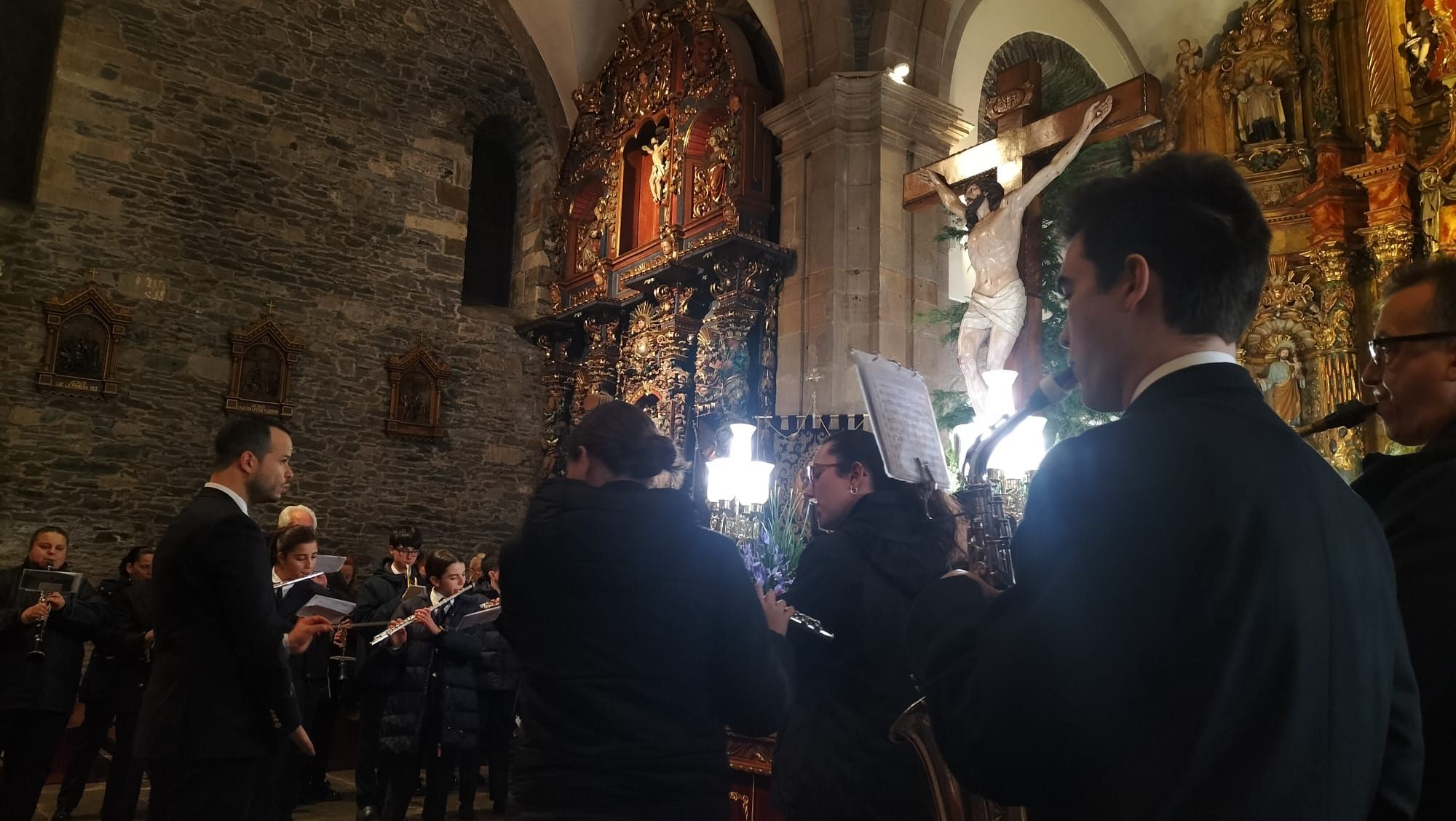 En imágenes: Luarca suspende la procesión del Cristo del Perdón, al que homenajea con la música de La Lira