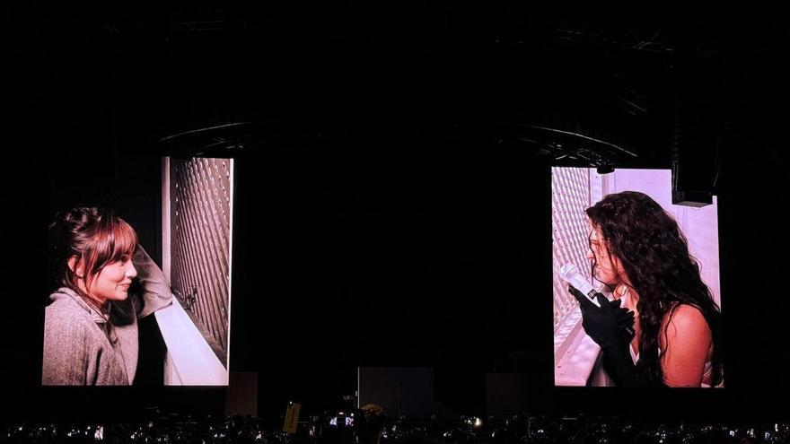 Aitana habla de su ruptura con Sebastián Yatra en el confesionario de Rosalía en su tercer concierto en Madrid