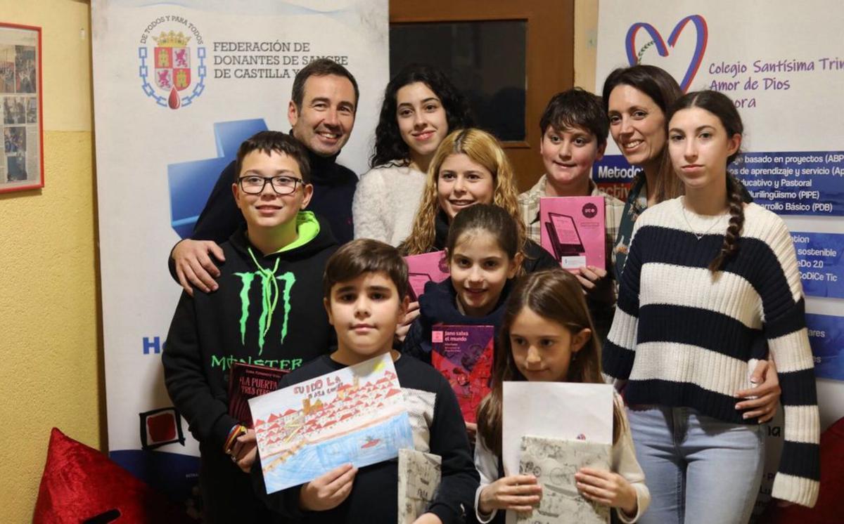 Escolares unidos en el mismo mensaje
