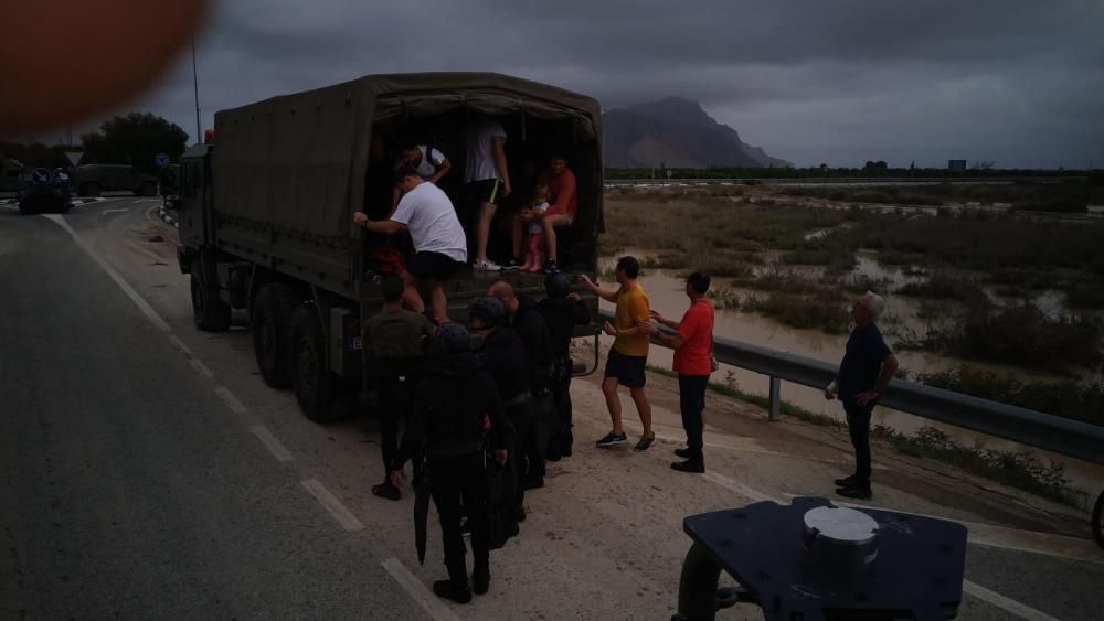 Imagen del despliegue militar en la Vega Baja para auxiliar a vecinos afectados por la gota fría.