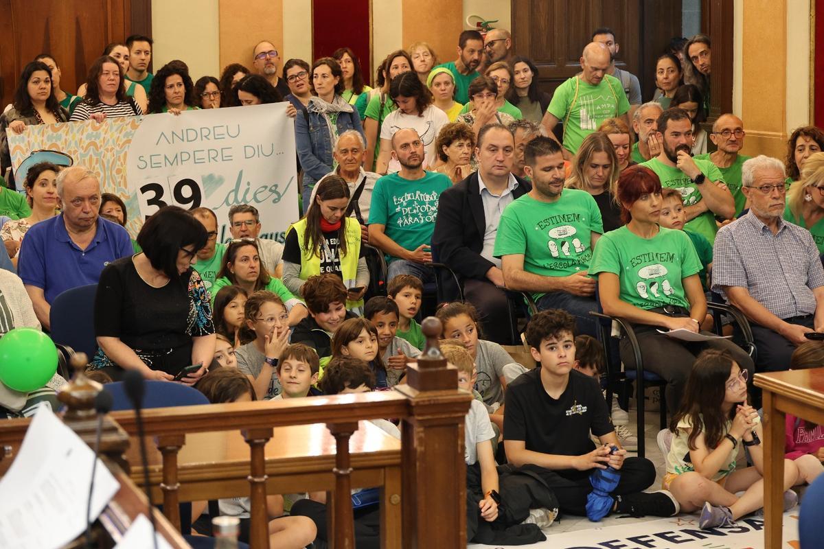 Profesorado y alumnado han estado presentes para asistir a la votación de la moción en la que han colaborado.